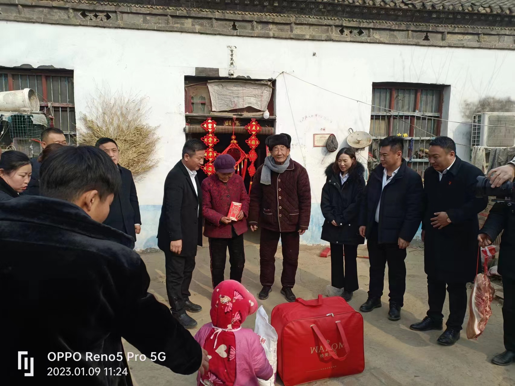 亞新慰問暖人心，歲寒情深暖人心